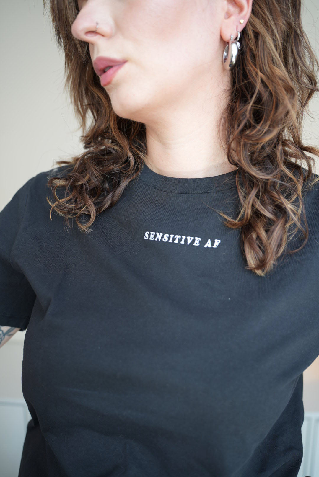 T-shirt „Sensitive AF“, schwarz